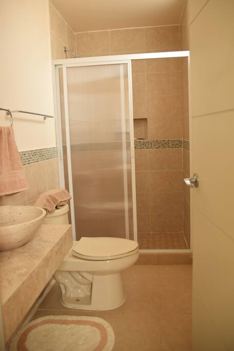 Baño completo de la habitación principal
