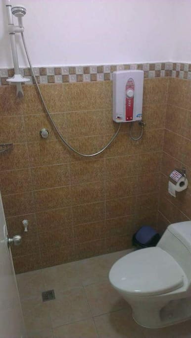 Private bathroom w/ hot&cold shower