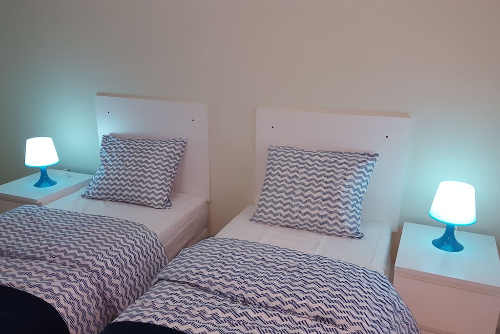 Appartement de gauche situé au 2ème étage : chambre à coucher avec 2 lits simples (possibilité de les rassembler) et une armoire.