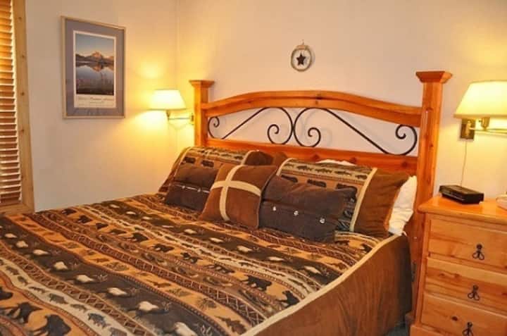 Veľká manželská posteľ v spálni