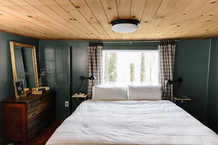 Master bedroom king bed with picture window. Fall asleep star gazing ✨ and wake up to the sunrise  