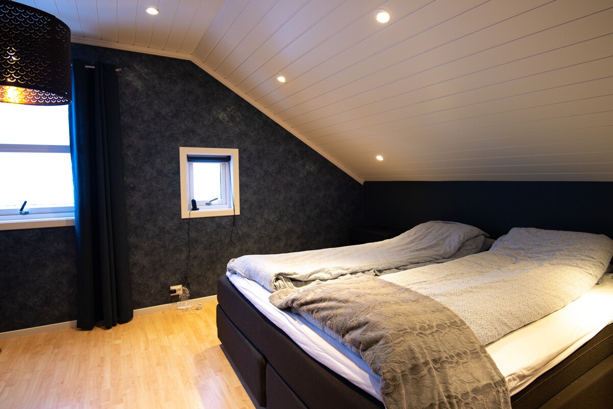 Habitación principal con cama de matrimonio, 1er piso