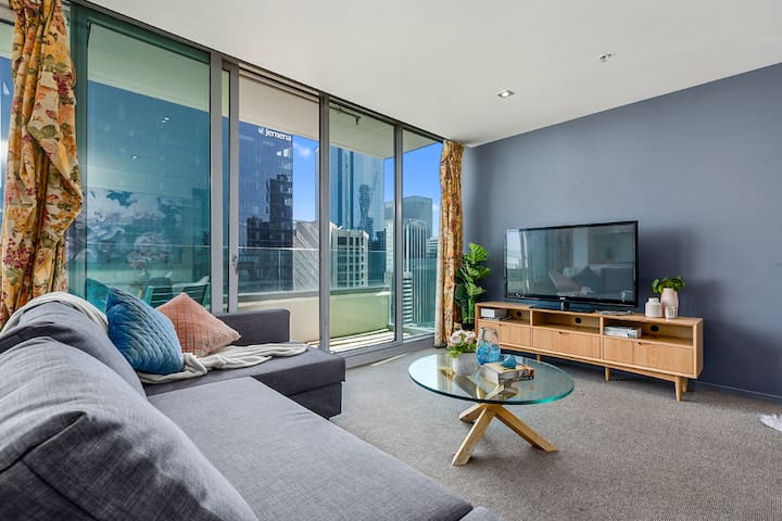 Boutique Melbourne CBD apt *FREE parking & tram*