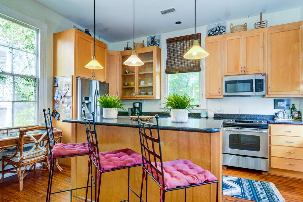 Beautiful kitchen with everything you need!