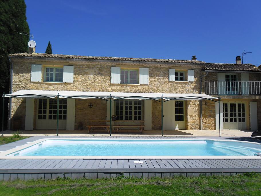 vous pouvez prendre vos apéritifs et repas au bord de la piscine