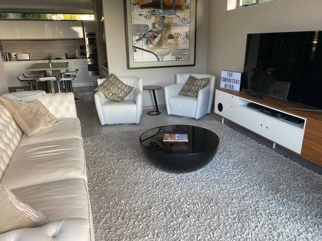 Chic villa for 8 quiet yet at heart of Camps Bay