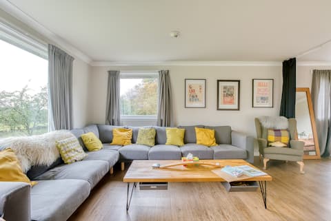 4 bedroom country lodge with hot tub and sauna