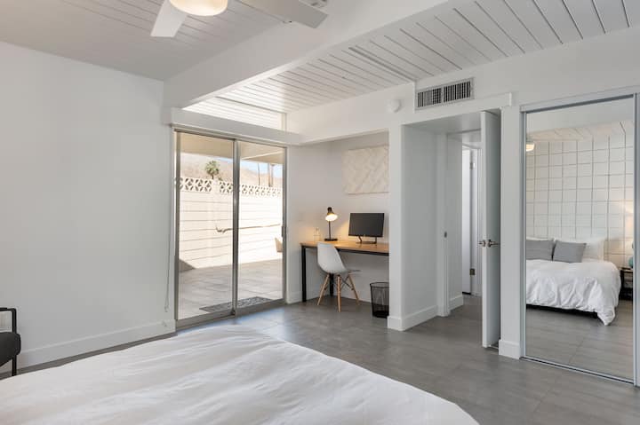 主卧办公桌角落