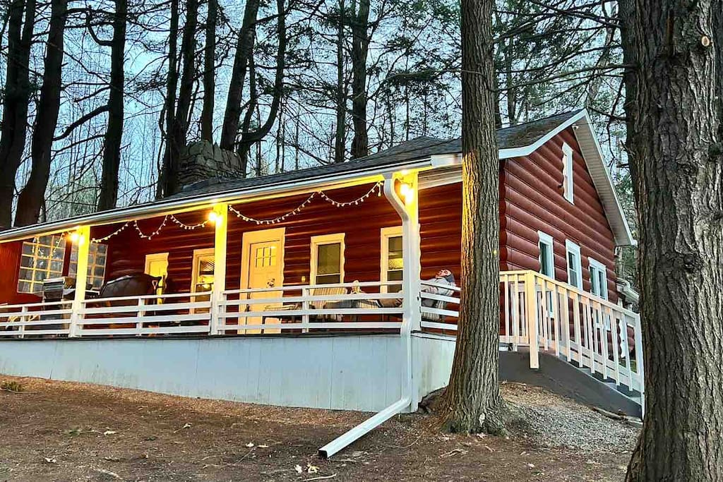 "Charming Natural Cabin Near BU Relaxing Retreat!"