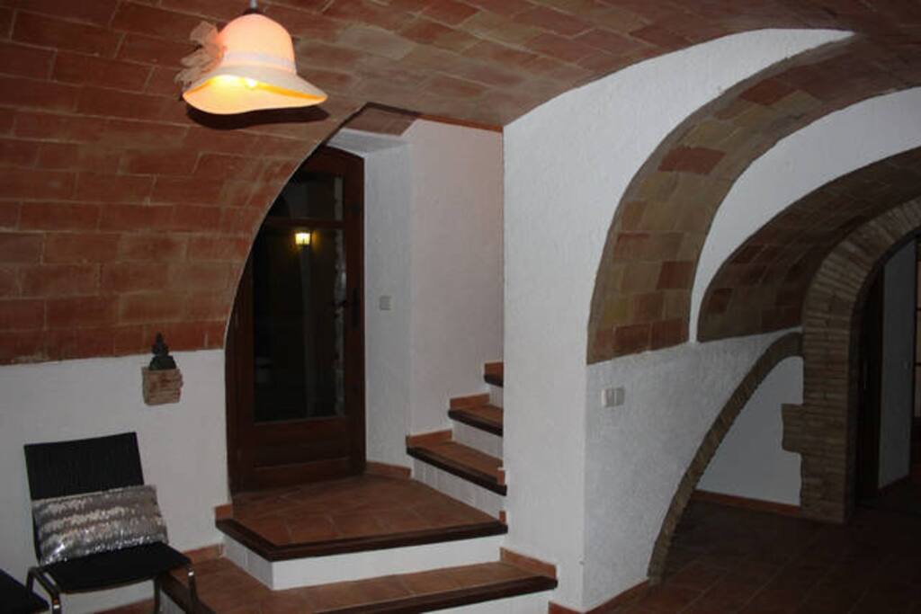 Entrada de la masía con suelo de "toba catalana" y bóveda original del S.XVIII recientemente restaurada