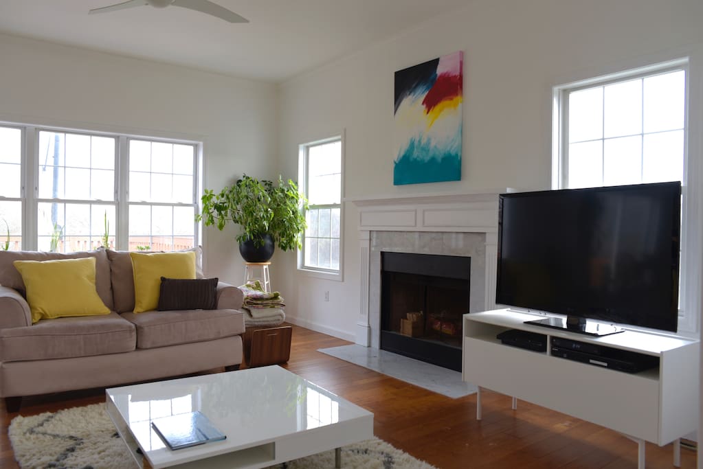 40" tv with cable and working fireplace!