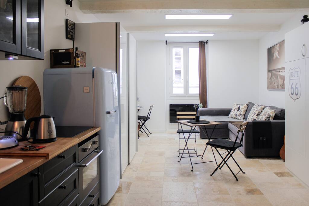 Une vue d'ensemble du salon et de la cuisine