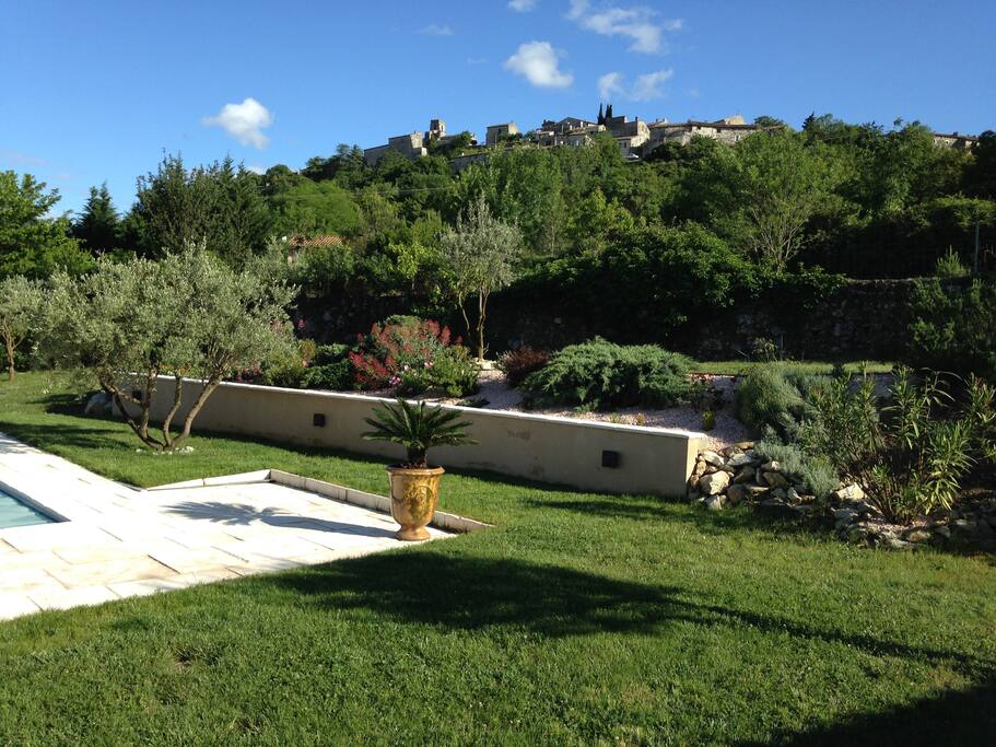 Piscine vue coté village
