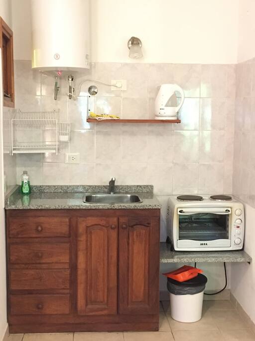 Vajilla completa, pava eléctrica, heladera con freezer