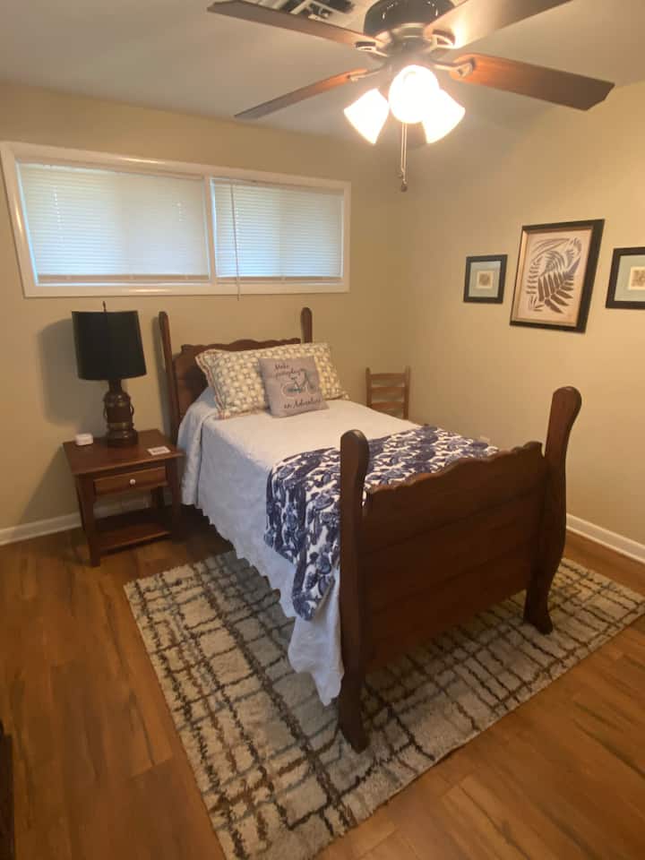 Kétszemélyes ágy hangtechnikával az ágy mellett.