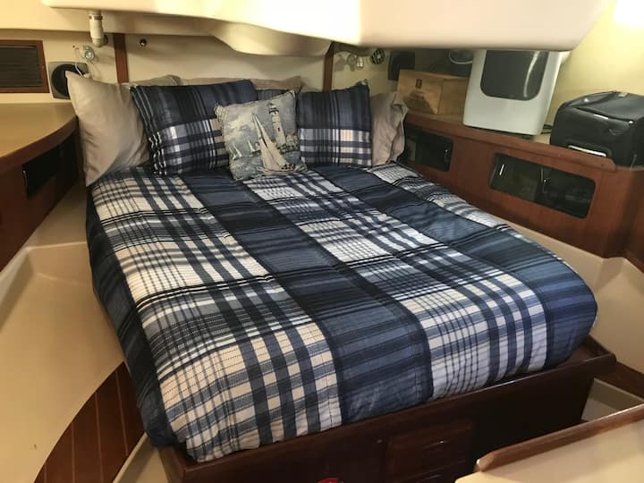 Снимка на главната дървена колиба в апартамент с размер на двойно легло.  