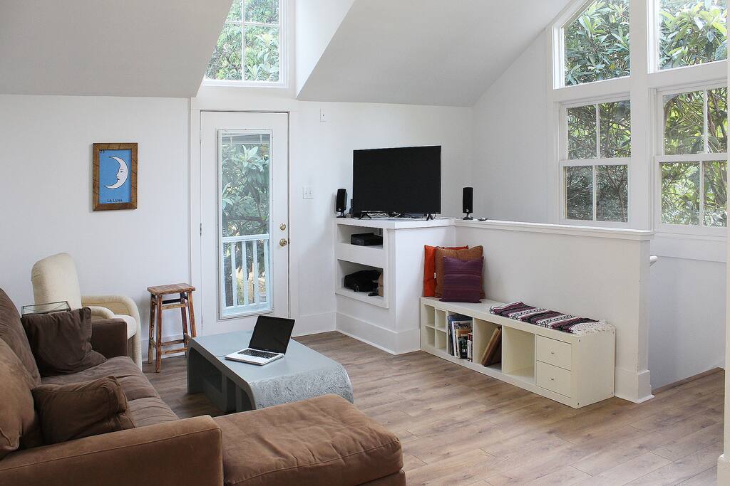 Welcome to your San Antonio oasis, right in the heart of King William (the best neighborhood in town).