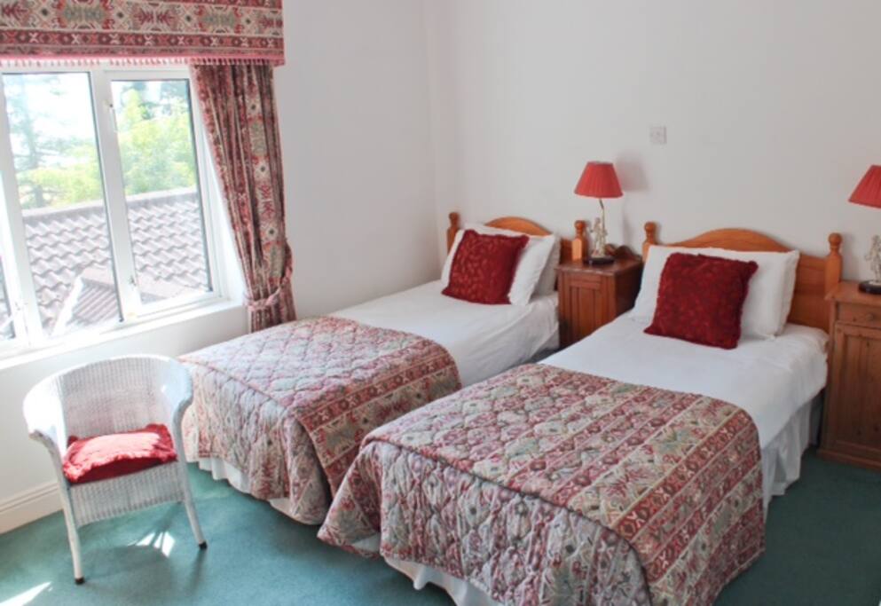 Twin room with ensuite bathroom