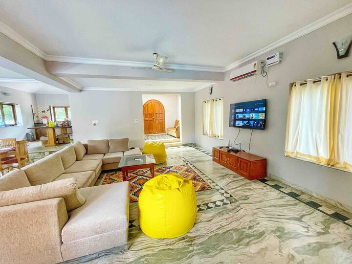 Living room image 4