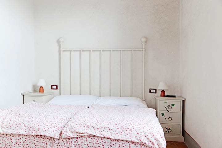 Un dormitorio doble con baño privado.