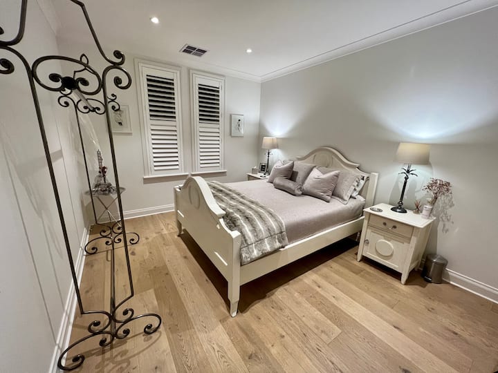 Slaapkamer 1 ... Queensize bed met driedubbele deurkast