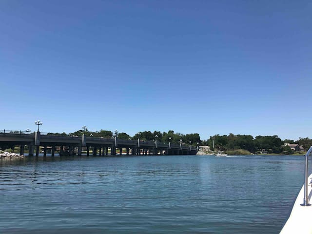 Cozy Bayou Retreat **steps away from Bayou Texar**