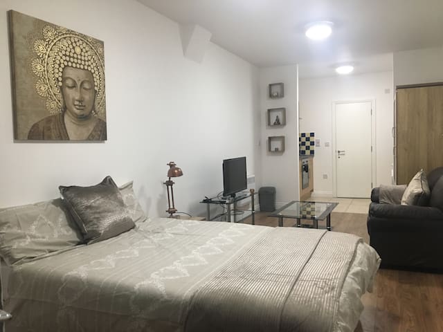 Safe Move (Flat 2) - Luxury Cosy Studio Apartment
