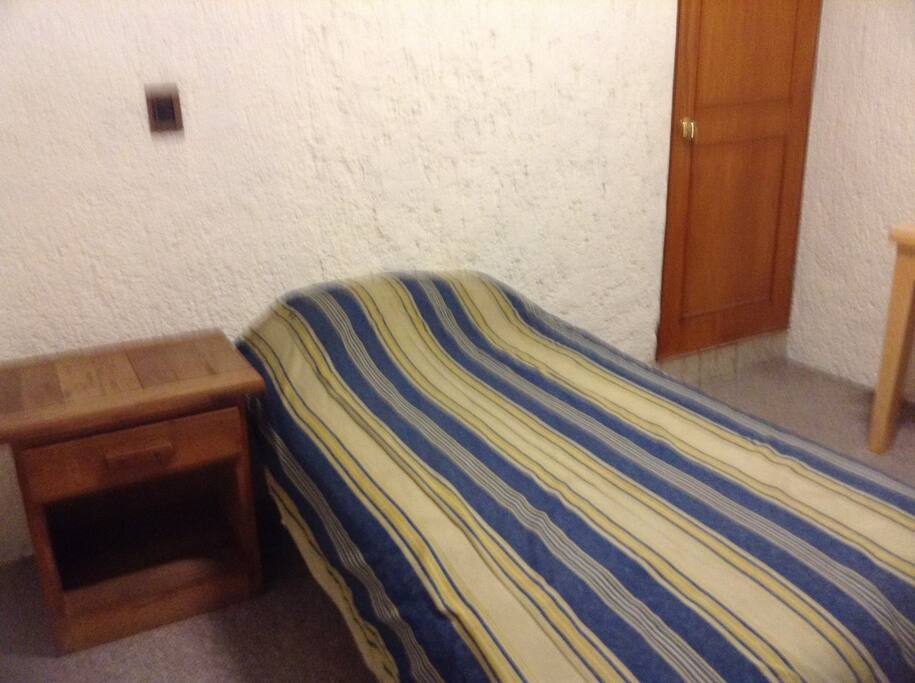 Cama y buró
