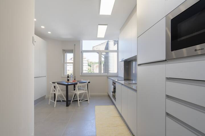 Deluxe Bright Flats w/ Netflix by HostWise gallery image 5