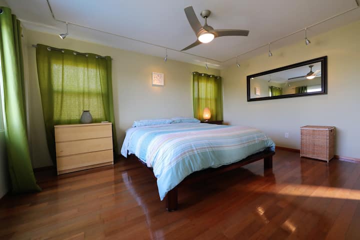 Основна спалня (самостоятелна и на горния етаж), плюшен матрак Cal King, дрешник в банята, прозорец за снимки, изглед към каньона.