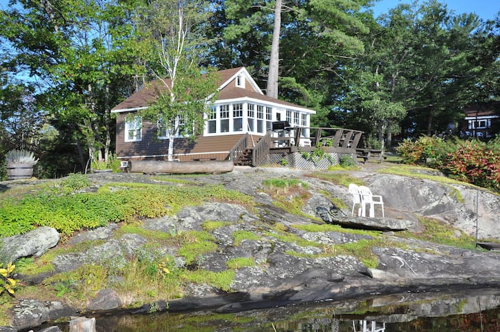 The Loon  Muskoka (Lakefront) - TeaLakeCottages