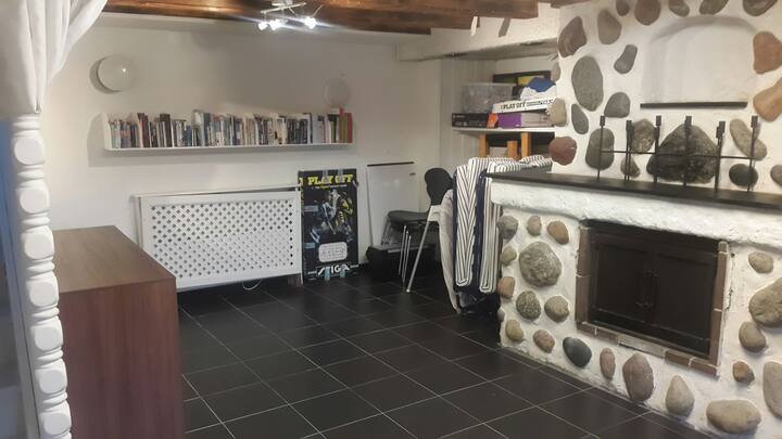 ห้องในห้องใต้ดินที่มีหน้าต่าง เหมาะสำหรับการนอนถ้าคุณเป็นผู้เข้าพักหลายคน เรามีเตียงเสริมอิเกีย 2 หลังและฟูกนอนบางลง 1 หลังดูรูป