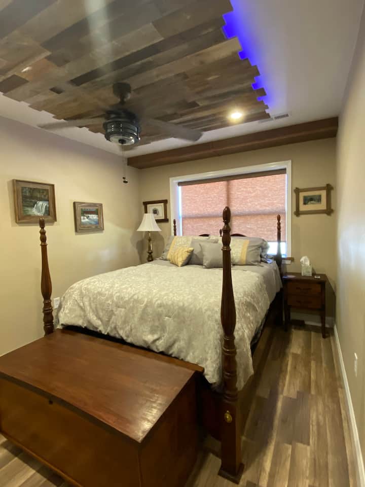 Спалня в апартамент „Парксайд “.  Всички легла в хижата са с двоен размер.  Обърнете внимание на характеристиката на тавана.  