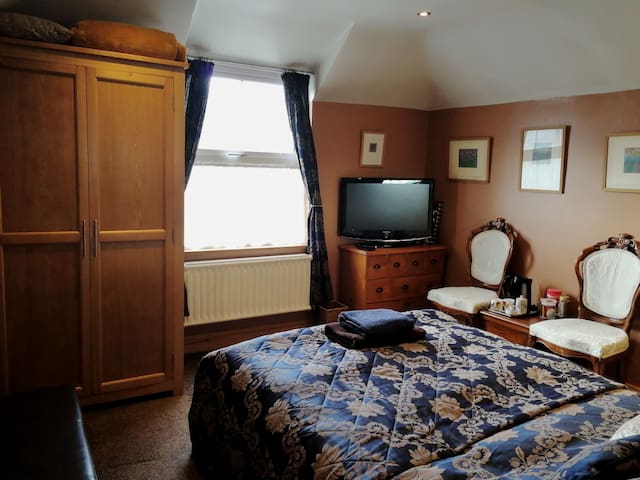 Double room. Near stations & Harry Potter studio
