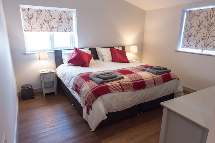 ניתן להפוך מיטות לתאומים או לסופר קינג. 