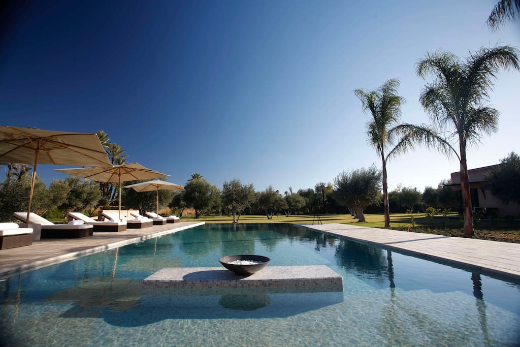 Piscine et ses lits pour vous relaxer