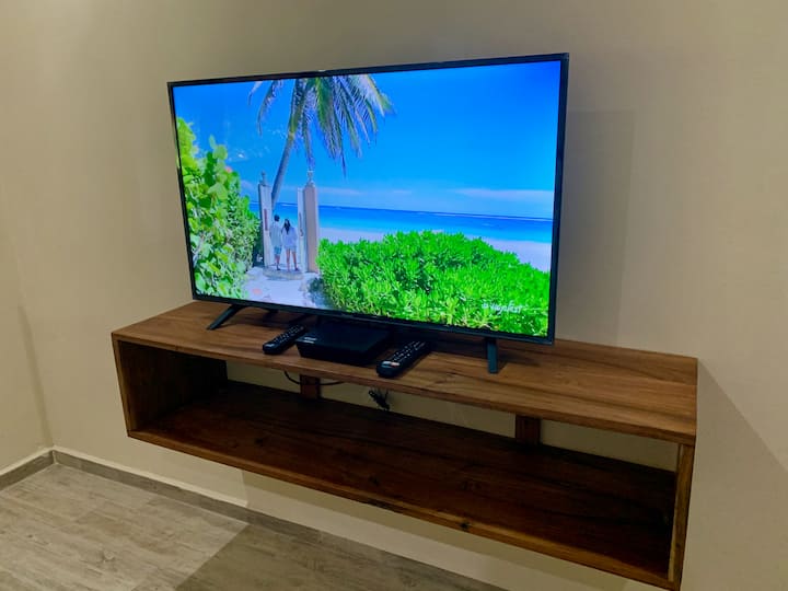 45" 4K SMART TV ILIYO NA PROGRAMU ZA KUTIRIRISHA/WI-FI YA KASI YA JUU INAPATIKANA