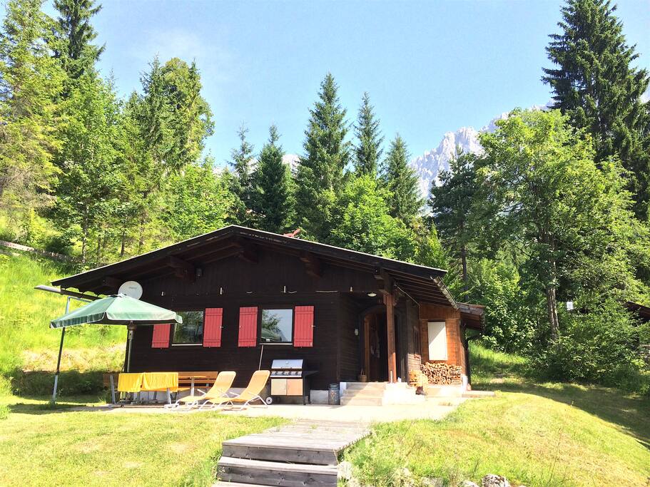 Berghütte Fuchsbau - Wilder Kaiser (Blick von Sonnenterrasse aus - Gasgrill & Liegemöbel wurden erneuert)