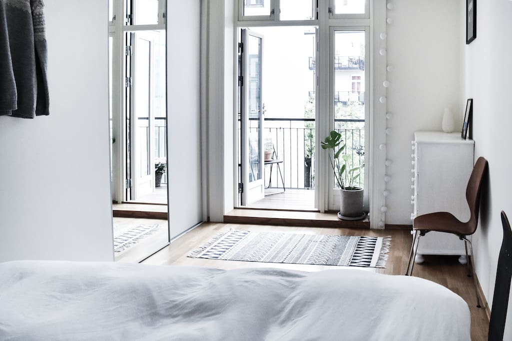 Large and airy bedroom with entrance to the balcony
