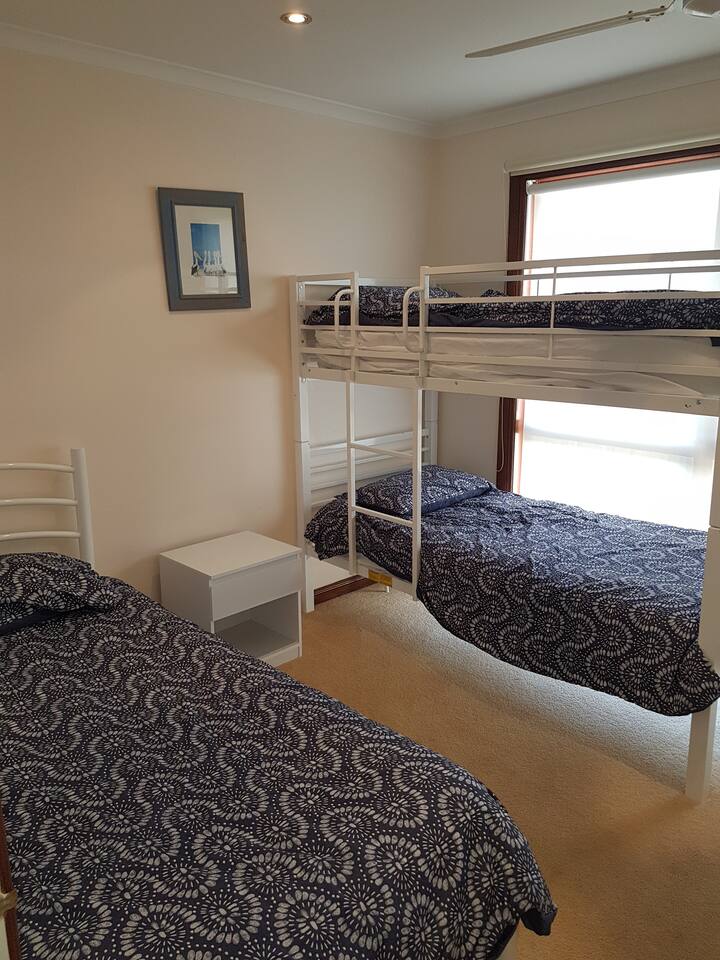 Მესამე საძინებელი ერთადგილიანი საწოლით, დასაწოლი საწოლითა და ორსართულიანი საწოლით. 