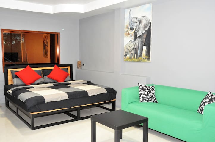 Spacious bedroom w/ king-sized bed & AC - Binlar 1