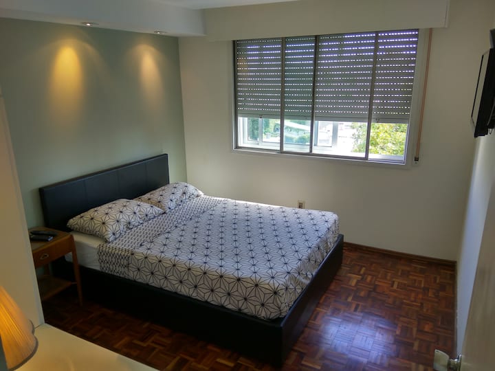 Главна спална соба - двоен кревет - LED телевизор