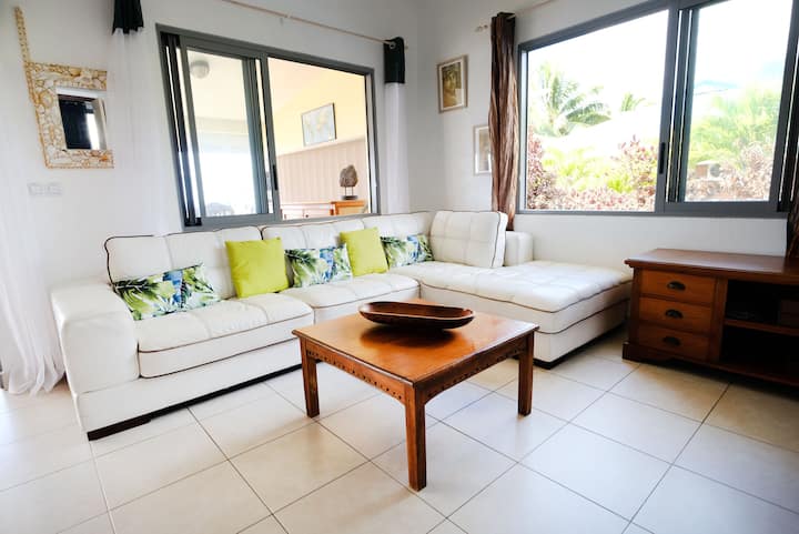 客厅舒适，配有平板电视、高速互联网、带27个高清频道的智能电视