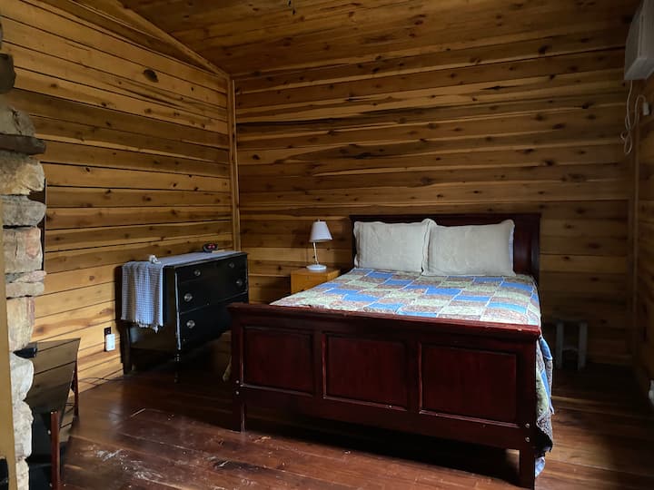 เตียงควีนไซส์ในห้องนอนส่วนตัวพร้อมทีวี