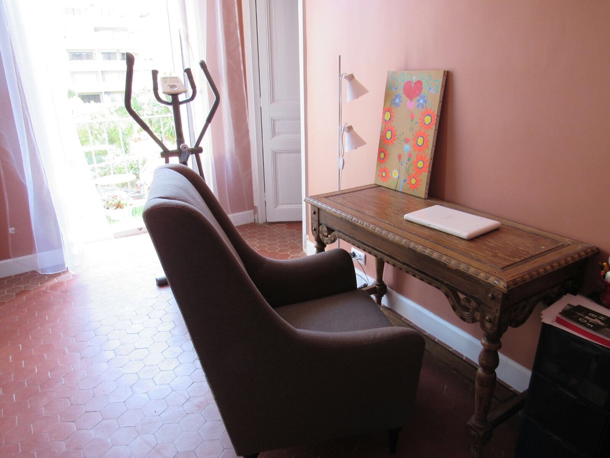 غرفة نوم 2/ لشخص واحد/مكتب مع 2 لوحات مكتب للعمل 