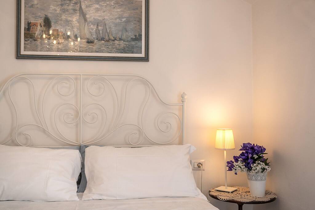 Letto matrimoniale con comodino