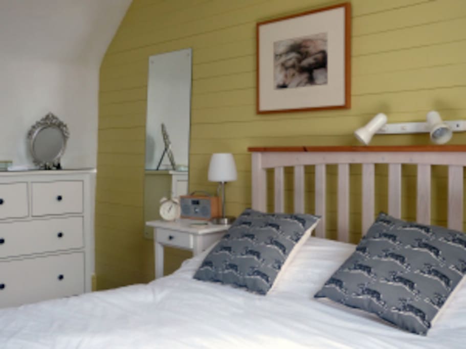 Main bedroom - kingsize bed
