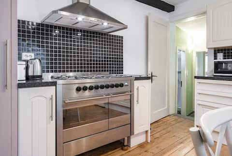 Popular Airbnb listing: Alte Seilerei (First Floor, Sleeps 6) in Boppard