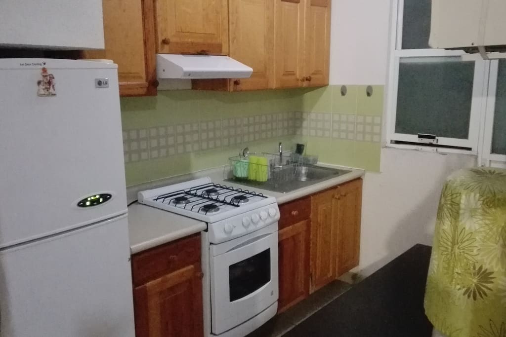 Refrigerador, Estufa y Microondas.
Refrigerator, stove and microwave.