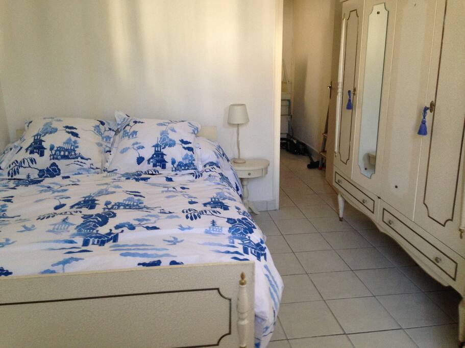 Chambre double. Salle de douche attenante